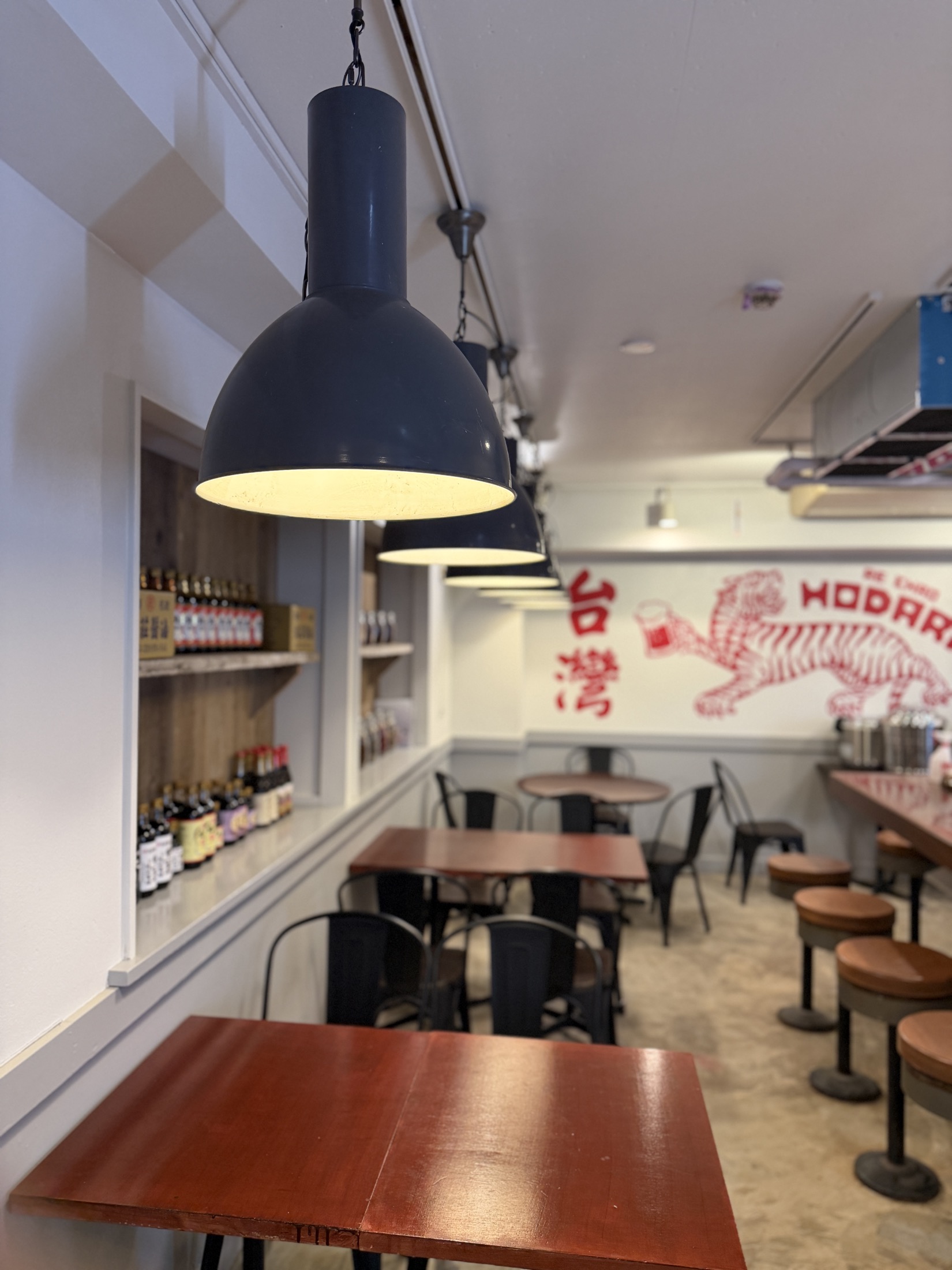 虎打楽 赤坂店の店内(HODARAタイガーの壁画)